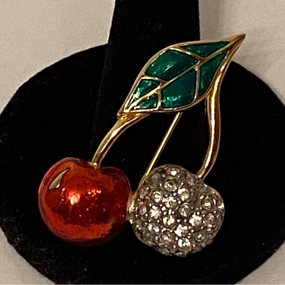 BROOCH PIN CHERRIES RED ENAMEL RHINESTONE SPARKLE GREEN LEAF GOLD TONE SETTING